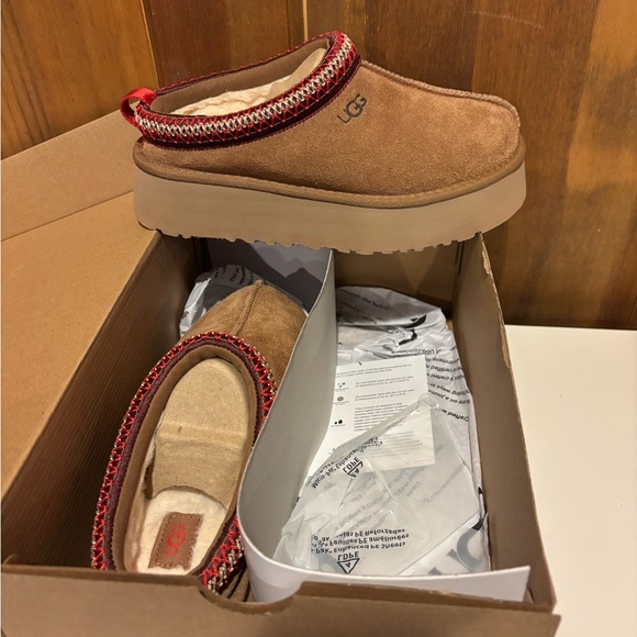 NWT UGG Tan and Red Women's Slippers - Picture 8 of 12